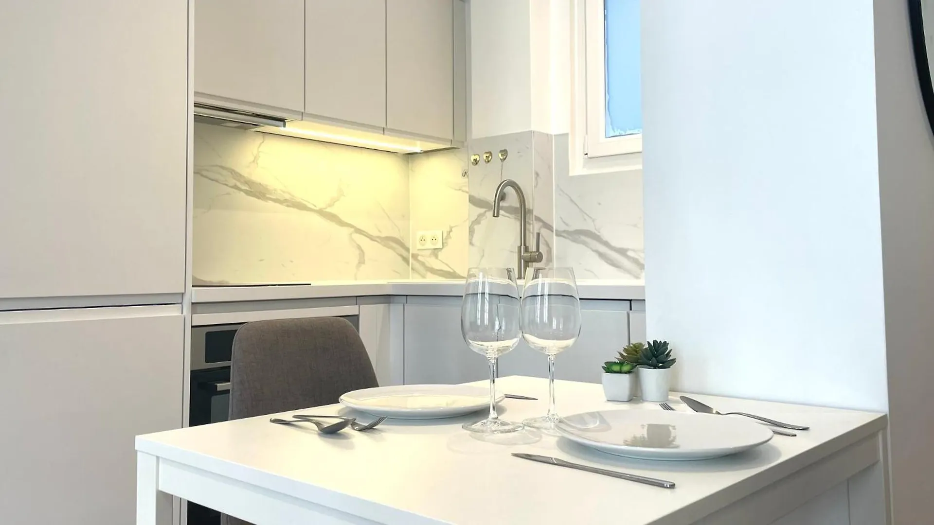 127 - Appartement Neuf & Luxueux Paris 2Eme 4Pers 0*,